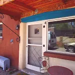 Galisteo Getaway - Courtyard - Near Railyard