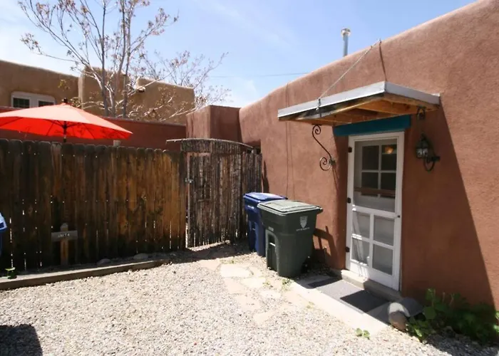 Galisteo Getaway - Courtyard - Near Railyard